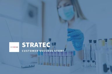 STRATEC-Kundenerfolgsgeschichte mit einem Labortechniker, der in einem medizinischen Labor Reagenzgläser handhabt